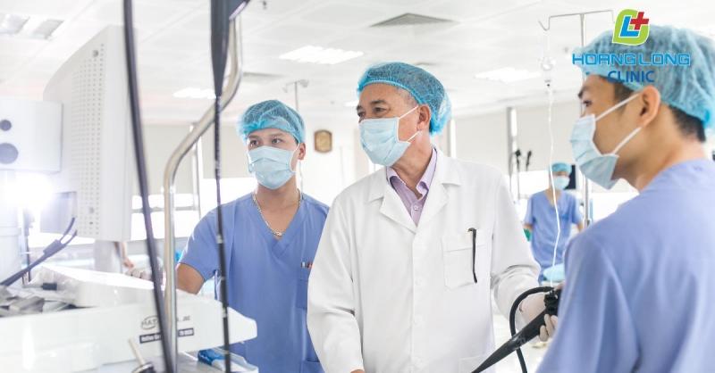 BS Nguyễn Xuân Thành tiến hành nội soi đại tràng cho bệnh nhân