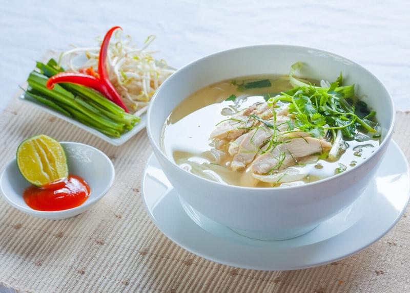 Phở gà - món ăn thơm ngon được yêu thích tại quán.