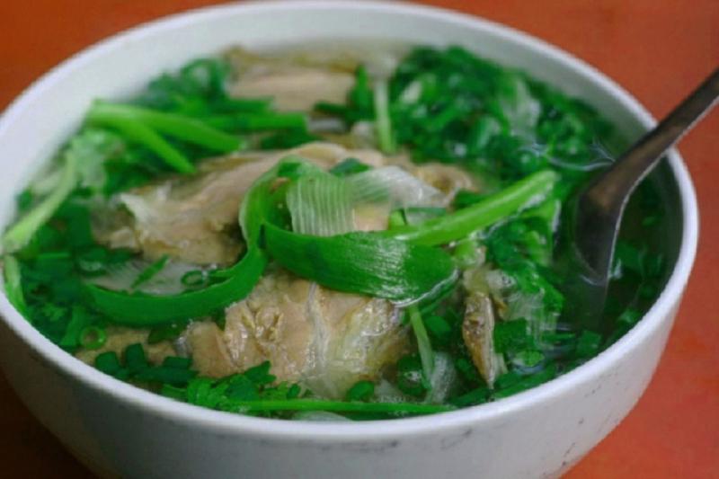 Bát phở đầy ắp những thịt và rau