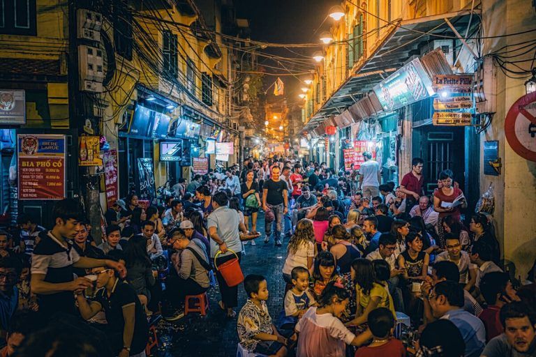 Phố Tạ Hiện ngắn và hẹp nhưng khá là tấp nập