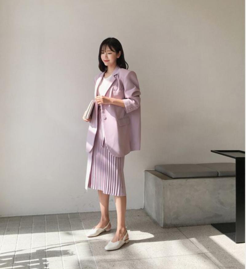 Phối áo blazer cùng chân váy dài