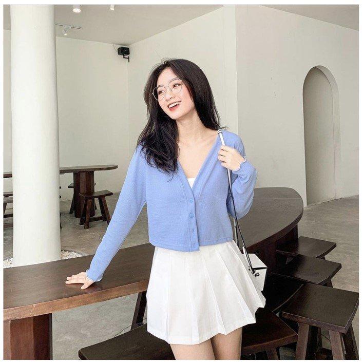 Phối áo cardigan croptop cùng chân váy jean ngắn