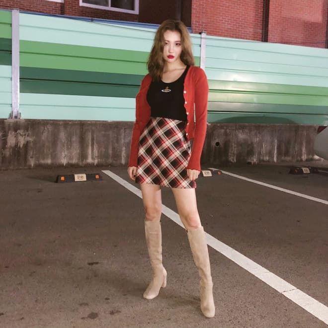 Phối áo cardigan croptop cùng chân váy jean ngắn