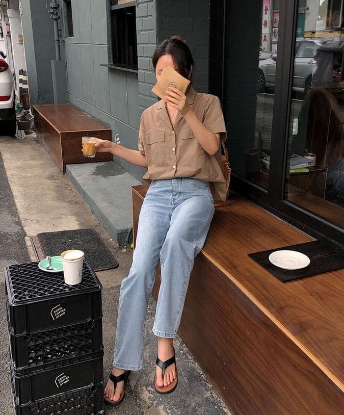 Phối áo sơ mi cộc tay  với quần jean