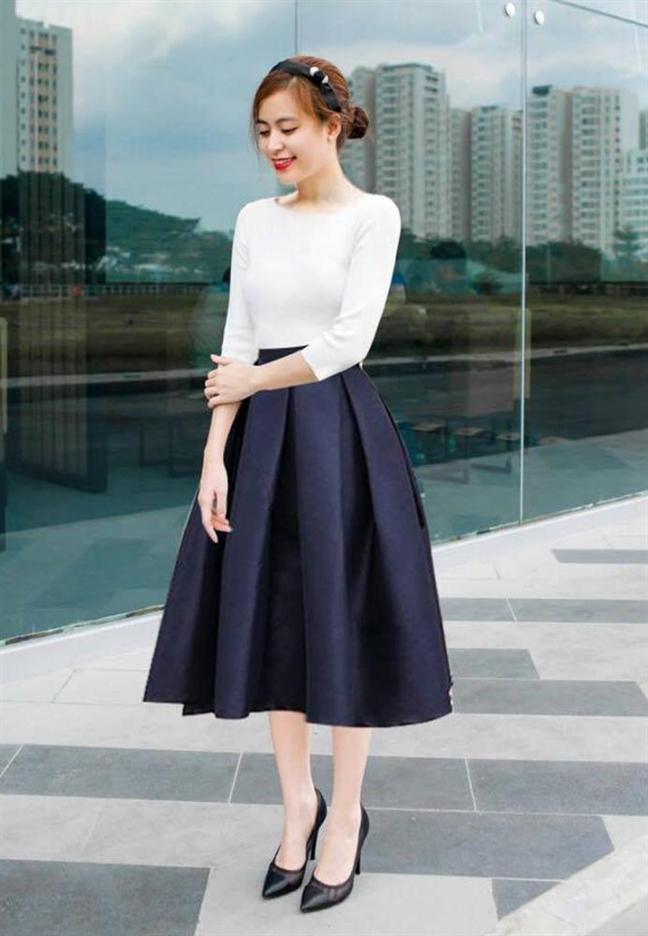 Phối áo thun trắng cùng chân váy maxi
