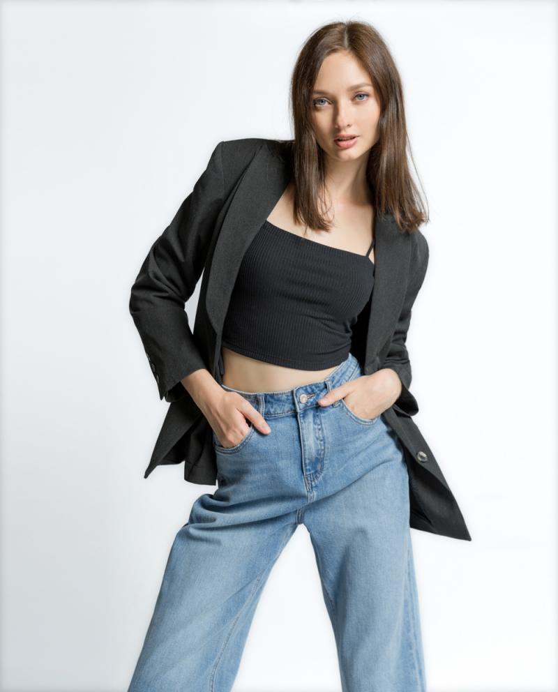 Phối áo vest nữ cùng áo ống