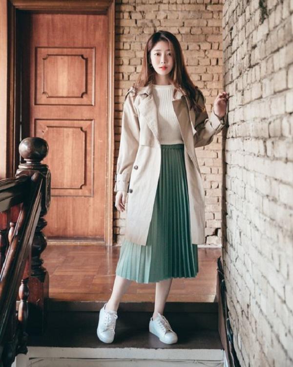 Phối chân váy xòe xếp li với áo khoác dài