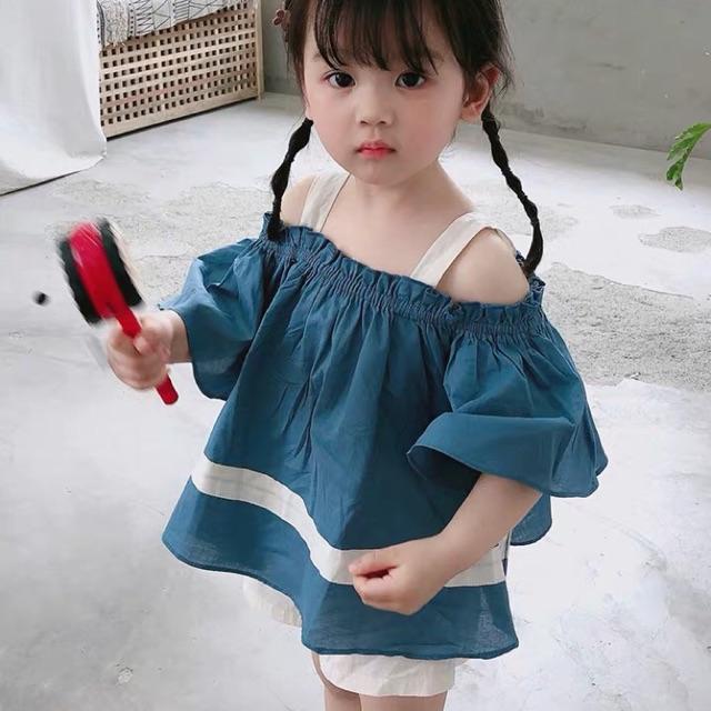 Phối quần short jean với áo trễ vai