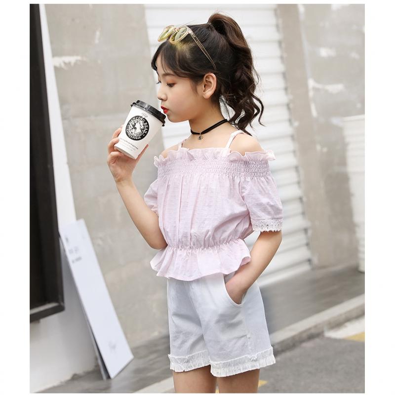 Phối quần short jean với áo trễ vai