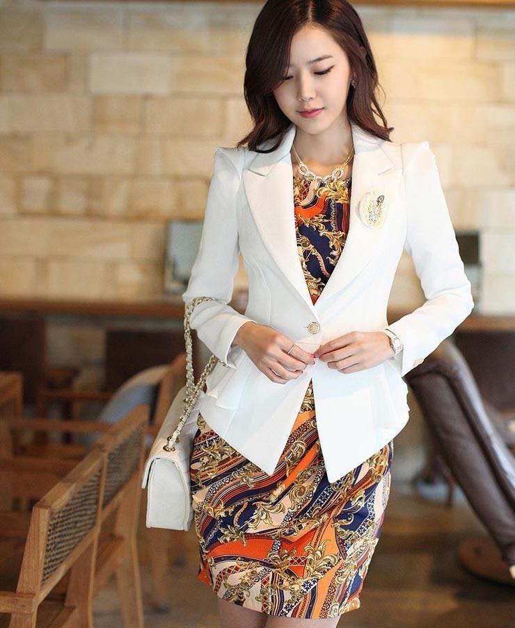 Phối váy liền dài với áo vest nữ