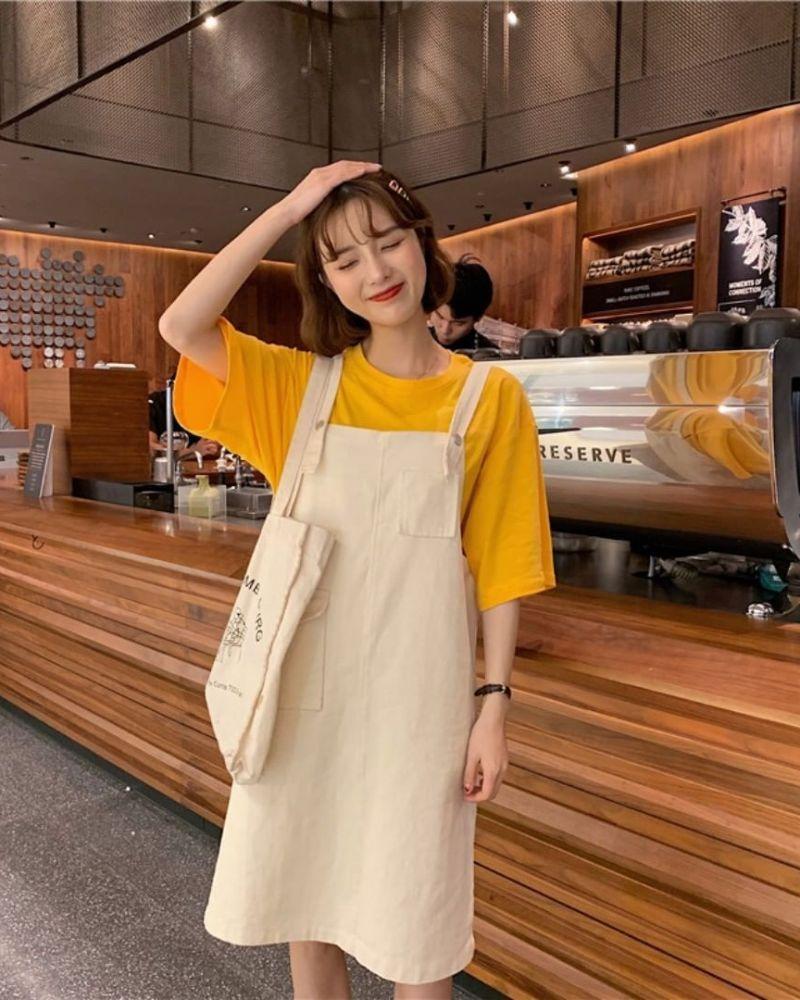 Phối váy yếm màu và áo thun trắng