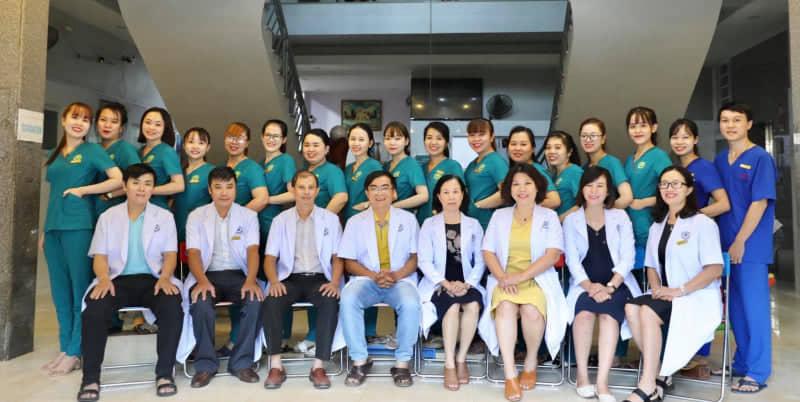 Đội ngũ y bác sỹ và nhân viên y tế của phòng khám