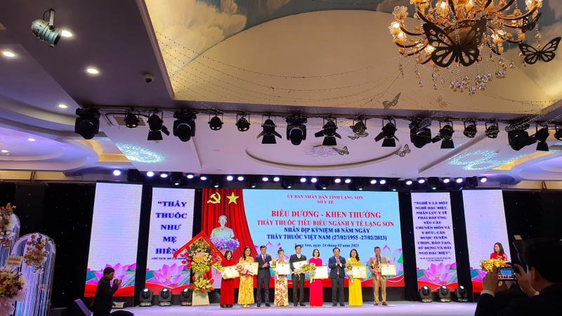 BS Nguyễn Thị Thuận (ngoài cùng bên trái)