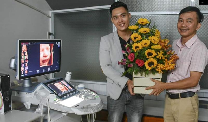 Bác sĩ Hà Tấn Ngọc (bên phải)