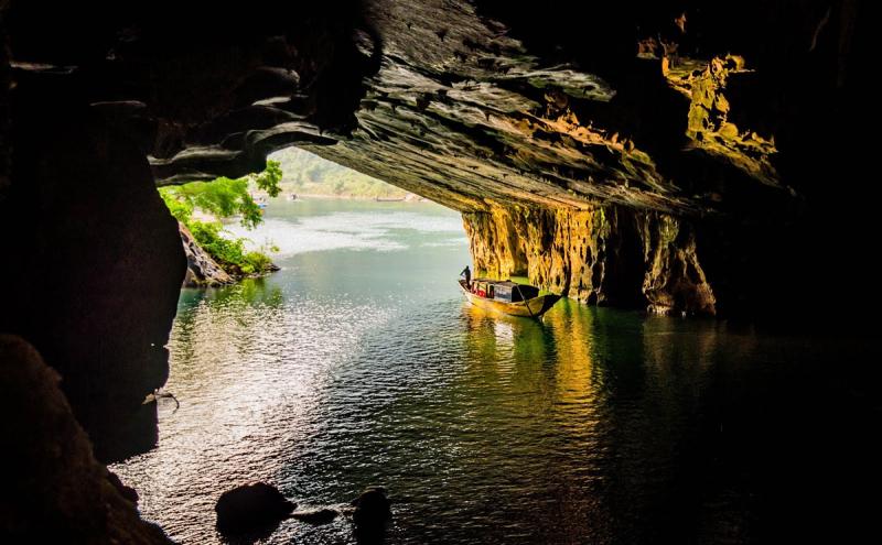 Từ bên trong của hang nhìn ra ngoài