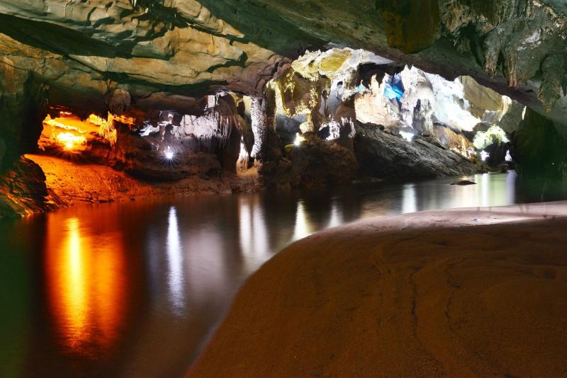 Động Phong Nha có sông ngầm và bãi cát tuyệt đẹp
