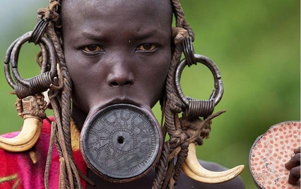 Chiếc đĩa trên miệng của phụ nữ Mursi
