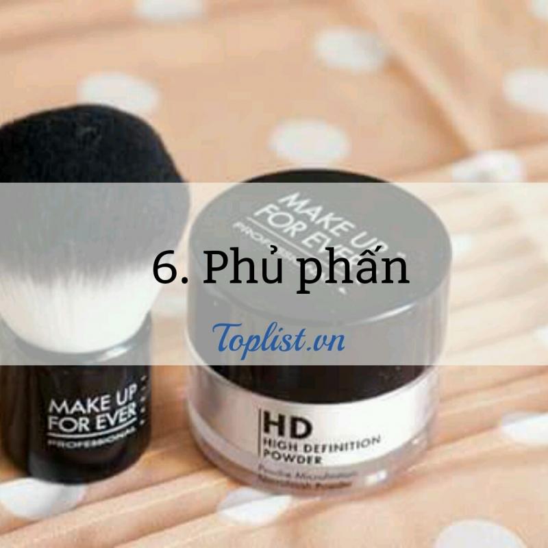 Việc phủ phấn cho môi giúp hạn chế tình trạng son bị dính lại trên ly hoặc ống hút.