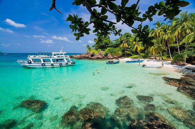 Bãi biển Phú Quốc trải dài trước bờ cát trắng