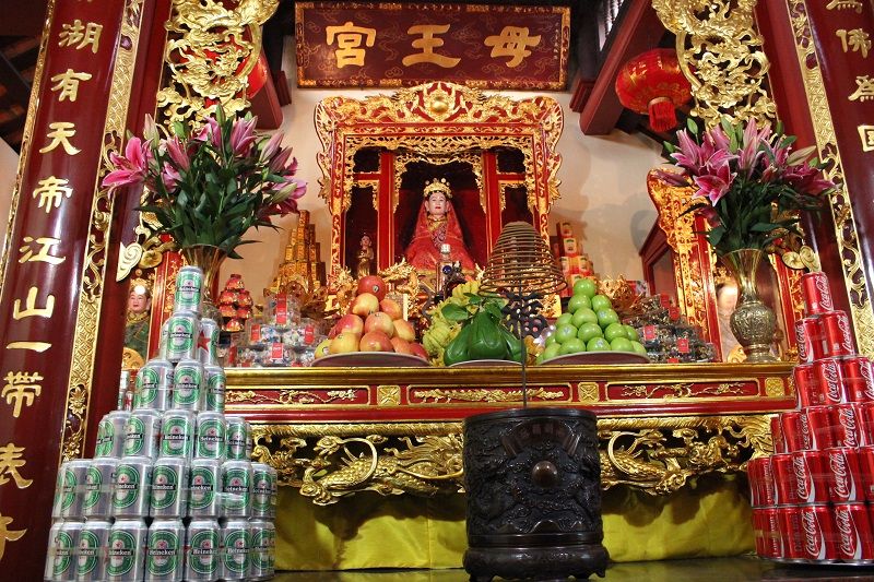 Tượng Mẫu ở trên cao nét mặt rạng rỡ, đôi mắt anh linh như vui với điều lành, như quở trách điều ác