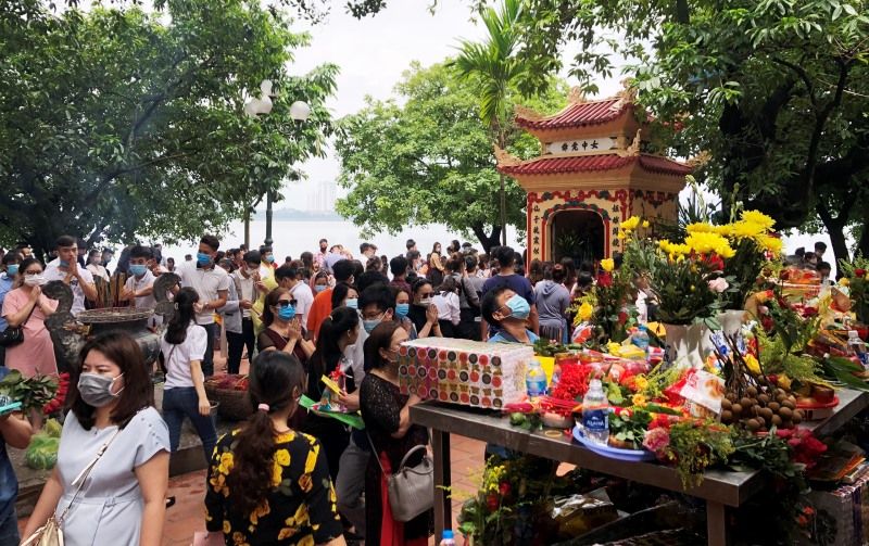 Phủ Tây Hồ được nhiều người đến cúng lễ và cầu phúc, cầu lộc quanh năm