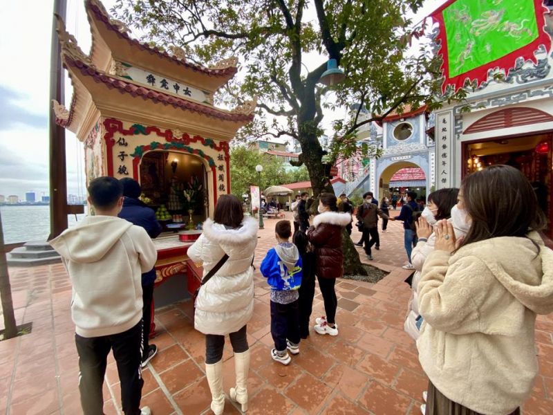 Người dân đi lễ Phủ Tây Hồ