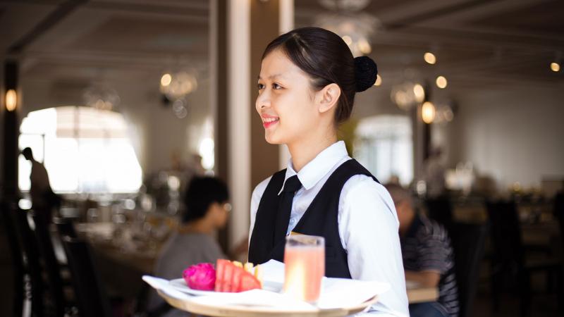 Công việc chính của các bạn là phục vụ thức ăn, thức uống cho khách hàng đến quán