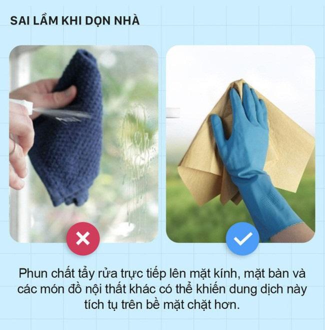 Việc bạn phun chất tẩy rửa trực tiếp lên mặt kính, mặt bàn và các món đồ nội thất khác có thể khiến dung dịch này tích tụ trên bề mặt chặt hơn