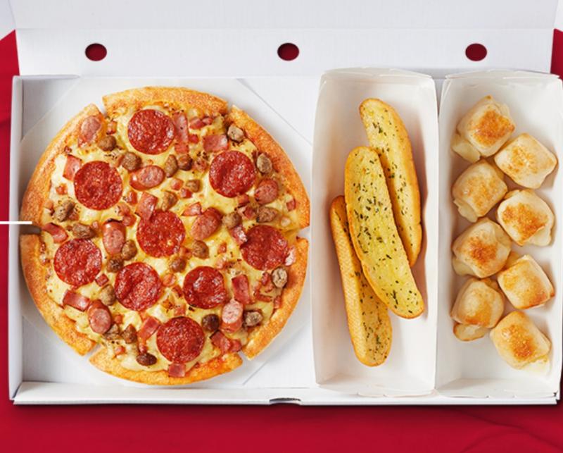 Pizza hải sản ghi điểm với topping hải sản tươi ngon gồm có tôm, mực, thanh cua,...thịt dai giòn không bị bở