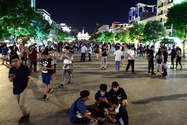 Các bạn trẻ tập trung tại các nơi công cộng để chơi Pokemon Go