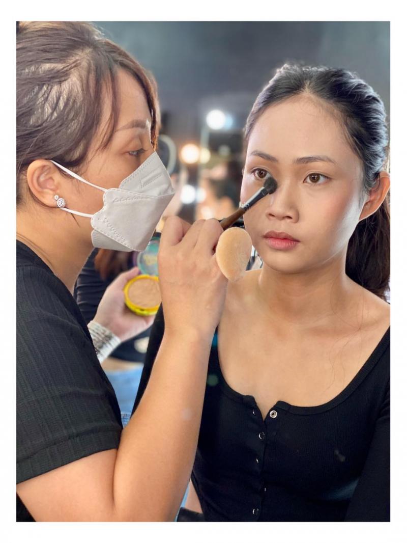 Q MakeUp Academy