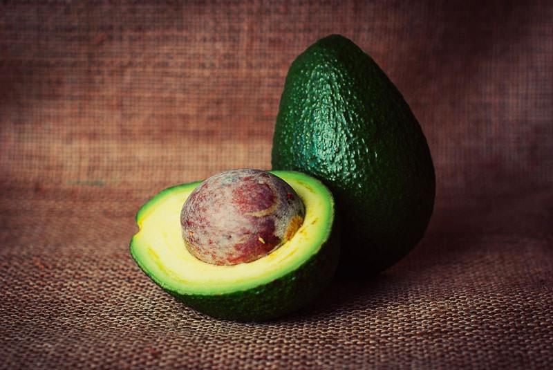 Vitamin E có nhiều trong quả bơ giúp chống oxy hóa cholesterol rất tốt