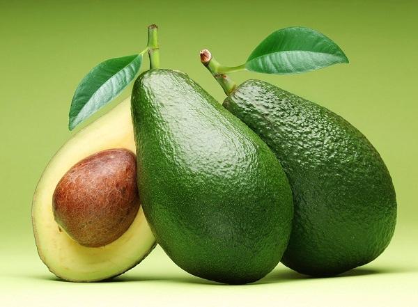 Quả bơ có tác dụng chống viêm da, góp phần xoa dịu những phần da bị tấy đỏ.