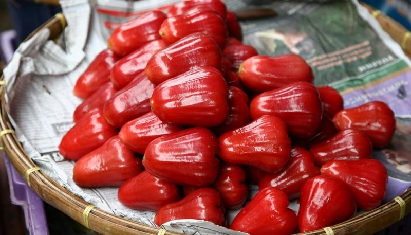 Trong quả mận có chứa nhiều nước, chất đường, chất béo, chất đạm, một số vitamin như B1, B2, B3, C và các khoáng chất