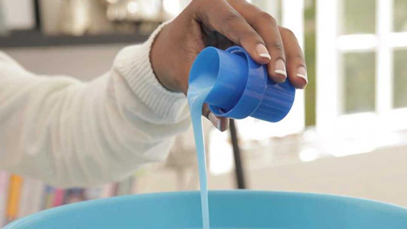 Nên dùng đủ lượng chất tẩy hay nước xả vải