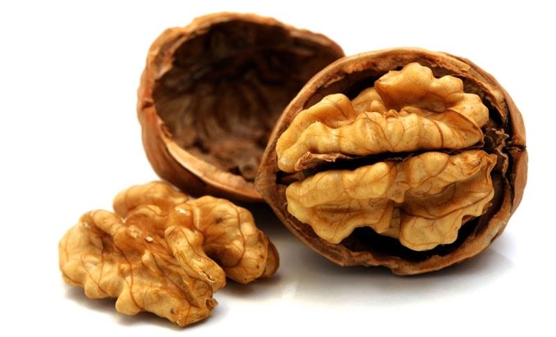 Lượng omega 3 trong quả óc chó khô giúp phát triển não bộ cho trẻ sơ sinh.