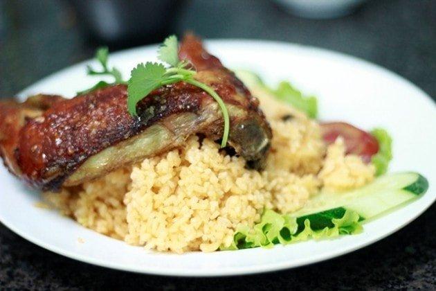 Gà xối mỡ của quán cơm A Hải