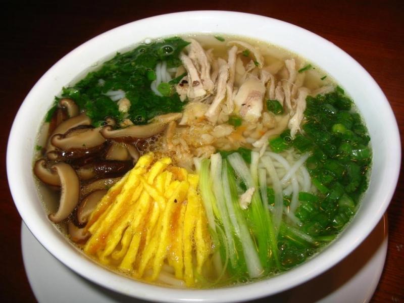 Tại quán Bà Đức, món ăn ngon mà không quá đắt, phù hợp với túi tiền của số đông