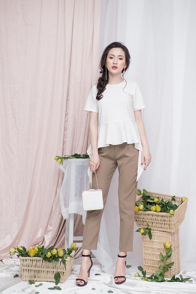 Quần baggy kết hợp với áo trắng trơn cách điệu