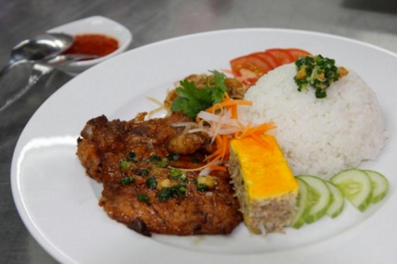 Một suất cơm tấm sườn Nam Phương đầy hấp dẫn với thực khách