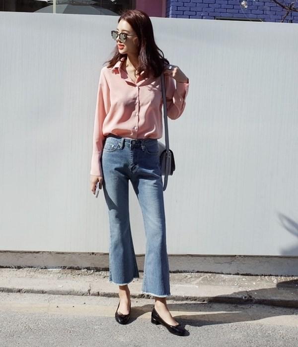 Jeans lửng ống loe kết hợp vởi sơ mi đơn giản mang lại sự trẻ trung và thanh lịch