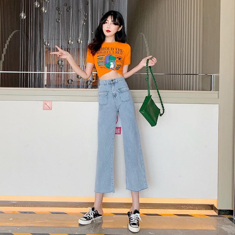 Jeans lửng ống loe với áo phông và sneaker - kiểu kết hợp thông dụng nhất