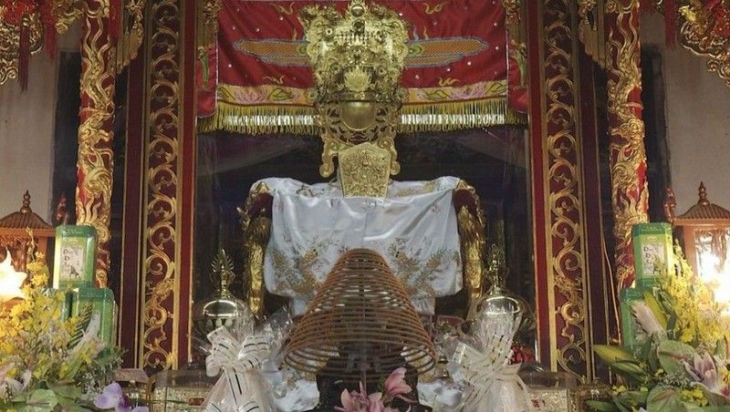 Quan lớn đệ Tam là người cầm cân nảy mực, thông tri Tam Giới, quyền cai các thanh đồng đạo quan