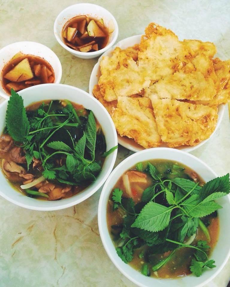 Khi bày ra đĩa, miếng phở chiên giòn trông như những chiếc bánh pizza nhỏ