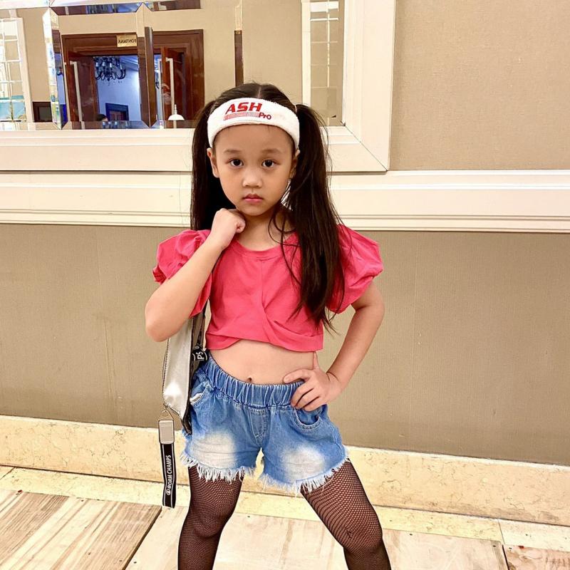 Quần short bé gái phối với áo croptop
