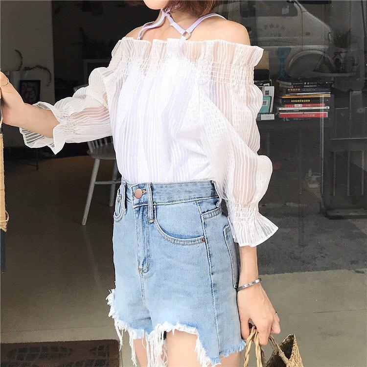 Quần shorts kết hợp áo bánh bèo hở vai