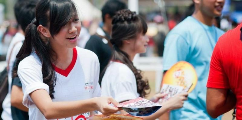 Phát tờ rơi tại những nơi đông người