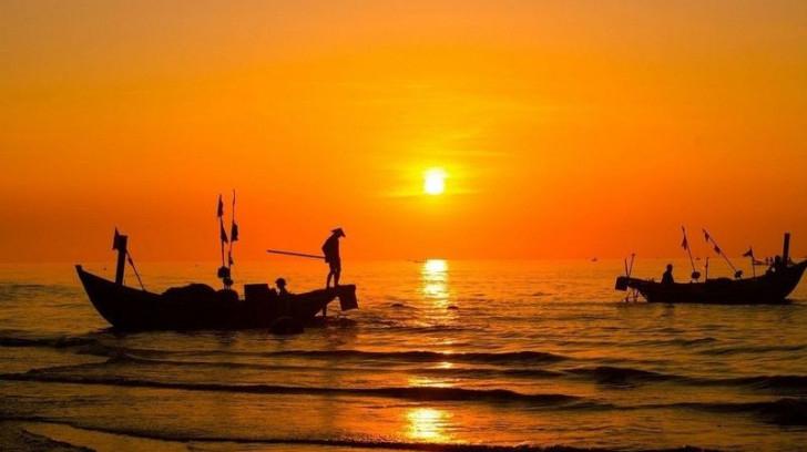 Làng tôi ở vốn làm nghề chài lưới, nước bao vây cách biển nửa ngày sông