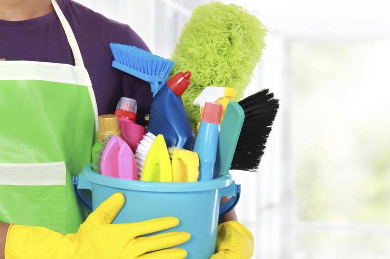 Nếu đặt bàn chải cọ toilet hay dụng cụ làm sạch như chổi, miếng bọt biển, khăn... vào vị trí cũ ngay sau khi chà rửa thì vi khuẩn sẽ kẹt lại trong lông bàn chải.