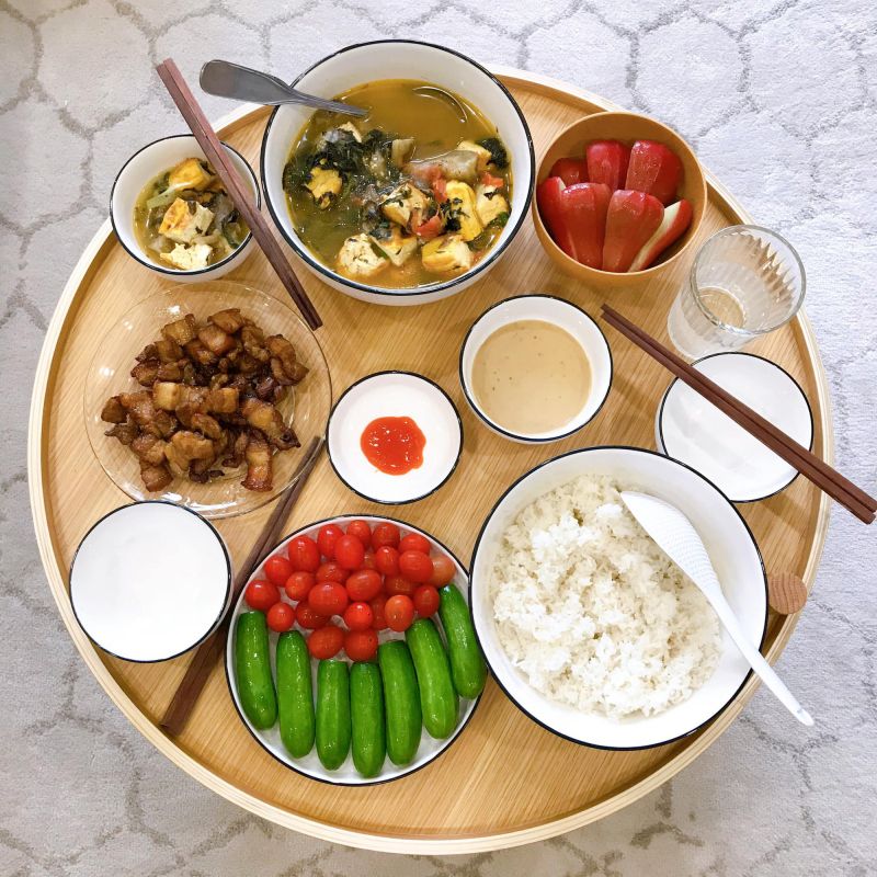 Không nên múc xong cơm bằng một lần múc.